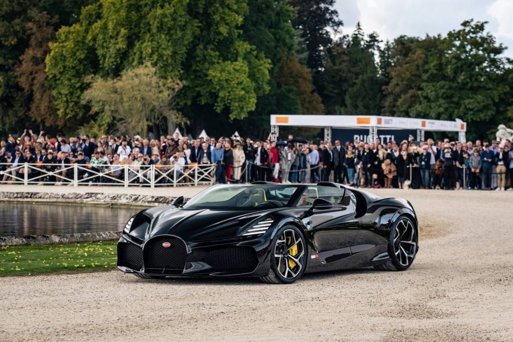 Bugatti W16 Mistral прави европейски дебют, въпреки че вече е разпродаден