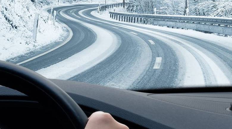 Защо през зимата колата завива надясно, ако завъртим волана наляво?