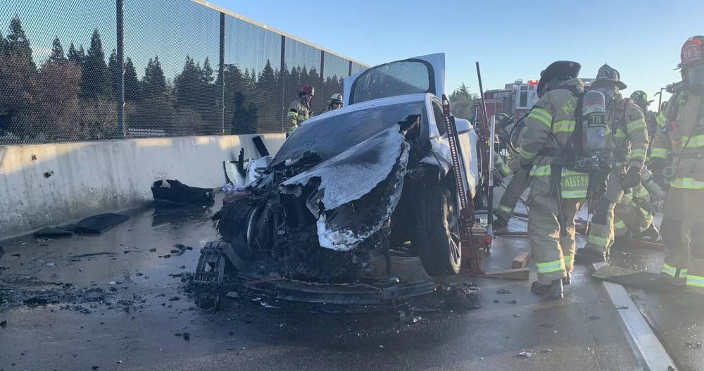 Tesla Model S се запали на магистрала в Калифорния, необходими са били над 27 000 литра вода за да бъде потушен пожара