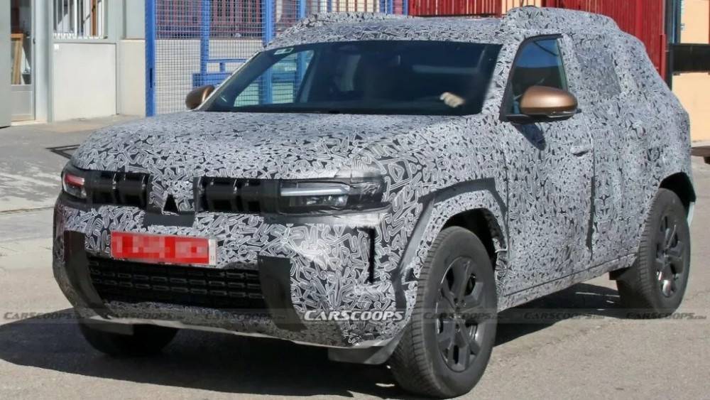 Фотографи уловиха камуфлажен прототип на новата Dacia Duster 2024