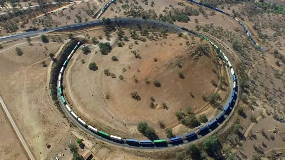 ВИДЕО: Tehachapi Loop – мястото, където влаковете пресичат себе си