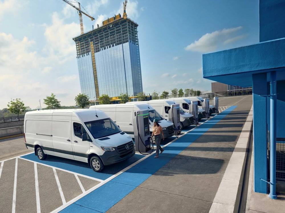 Първите електрически ванове на Mercedes вече се предлагат на цени започващи от $74 181