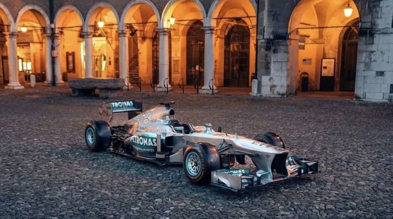 Продават специален болид на Луис Хамилтън от 2013-та