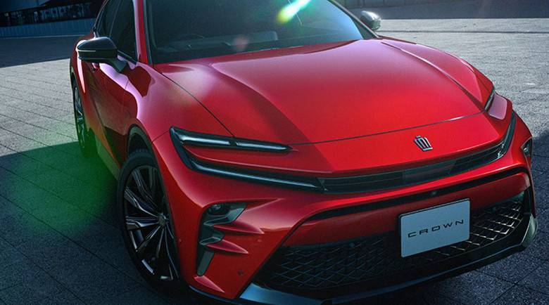 Toyota пусна кросоувъра Crown Sport в стил Ferrari