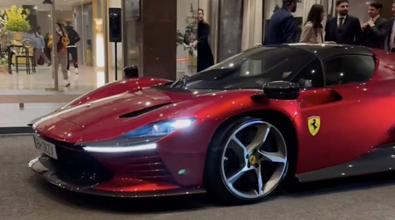 Кристиано Роналдо се изфука с нова суперкола за 2 млн. долара