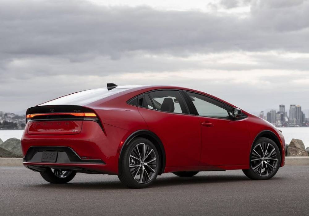 Toyota ще изтегли около 211 000 автомобила Prius заради отваряне на задните врати в движение