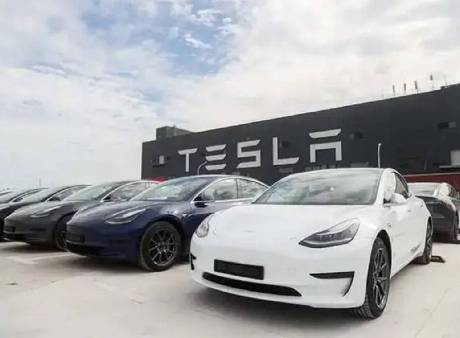 Tesla изтегля 125 000 автомобила заради грешка в предупреждението за предпазен колан