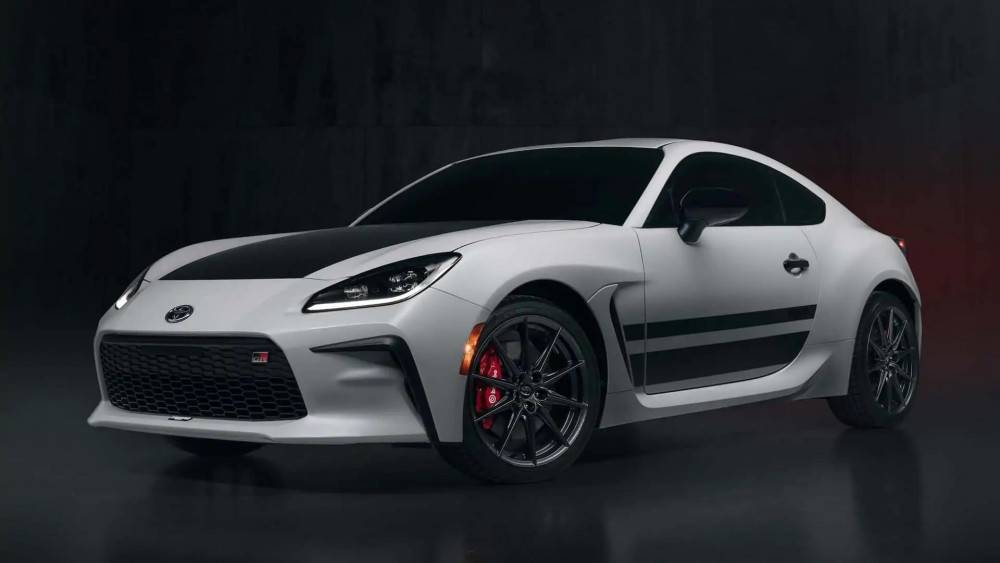 Toyota ще произвежда забавни коли с бензинови двигатели, докато не бъде забранен ДВГ