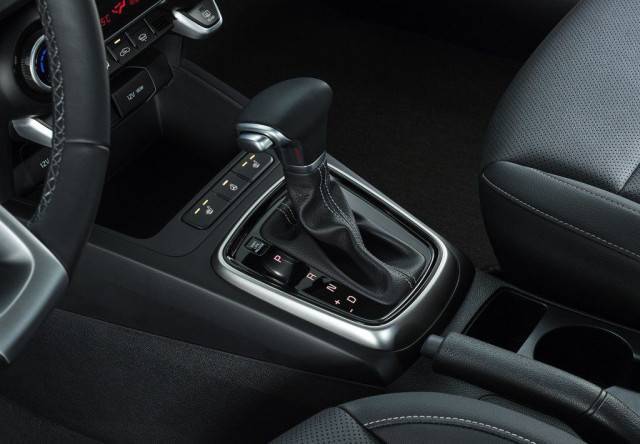 Защо е важно да използвате ръчната спирачка при автоматични скоростни кутии?