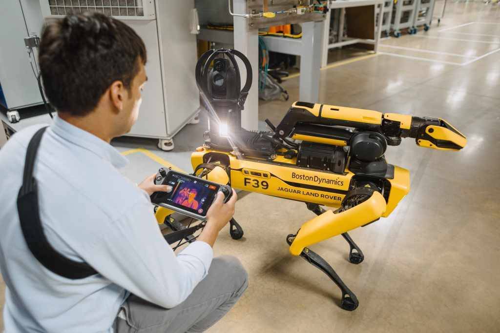 Робот пазач следи производството на автомобили за по-голяма сигурност