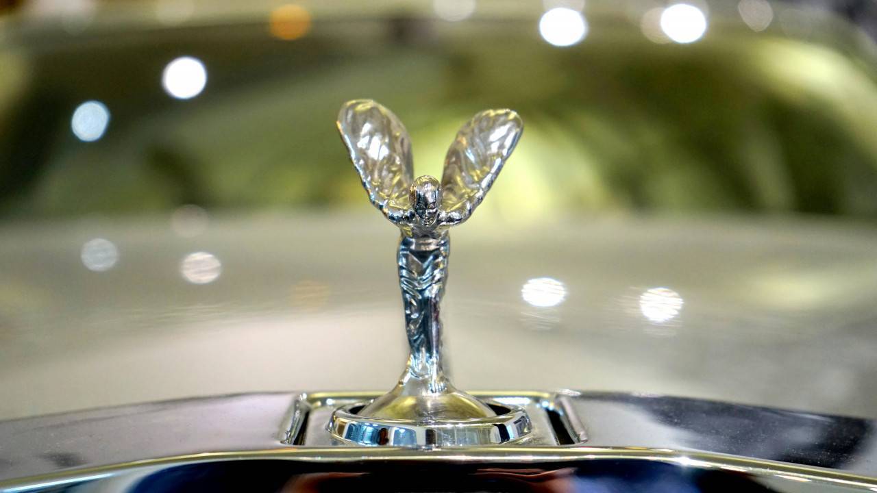 Защо Rolls-Royce избягва хибридите: истината зад решението