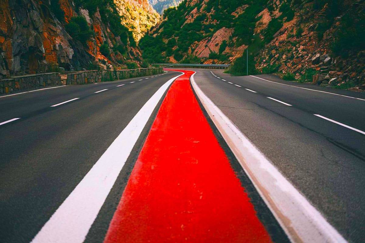 Знаете ли какво означава червена линия на пътя?