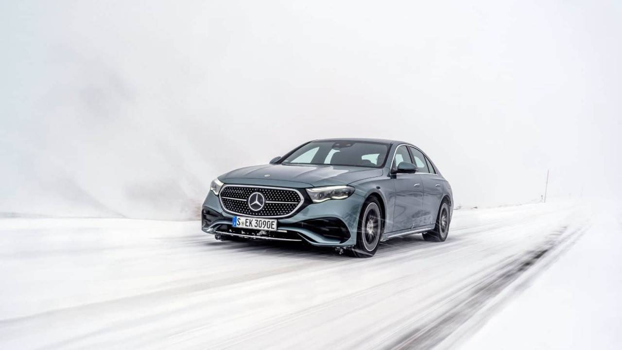 Тест: Mercedes E400e: хибрид, който включва на ток в пълна дискретност