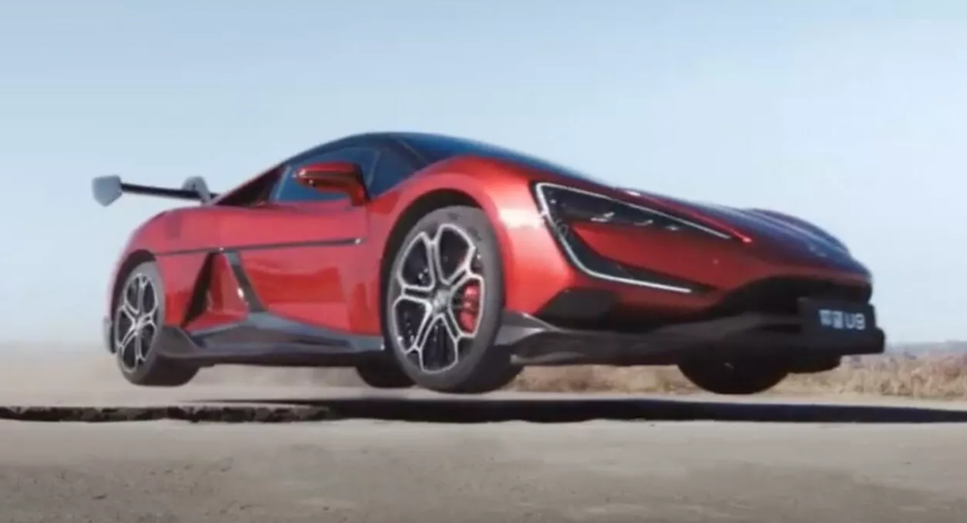 Гледайте как YangWang U9 прескача метални шипове и прагове