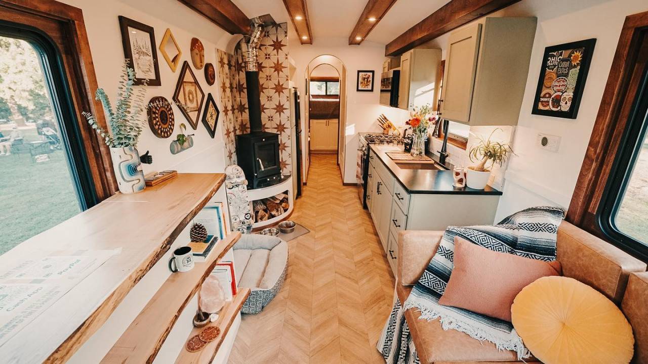 Впечатляваща трансформация на училищен автобус в дом на колела