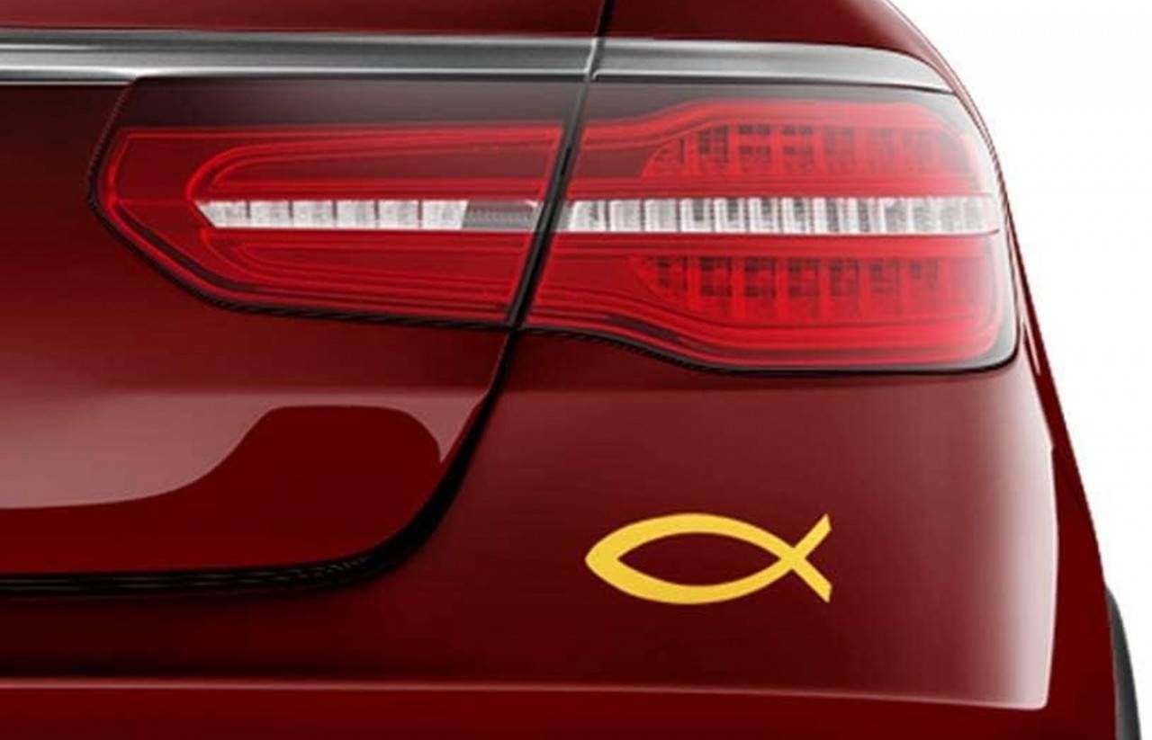 Какво казва стикерът на колата за собственика