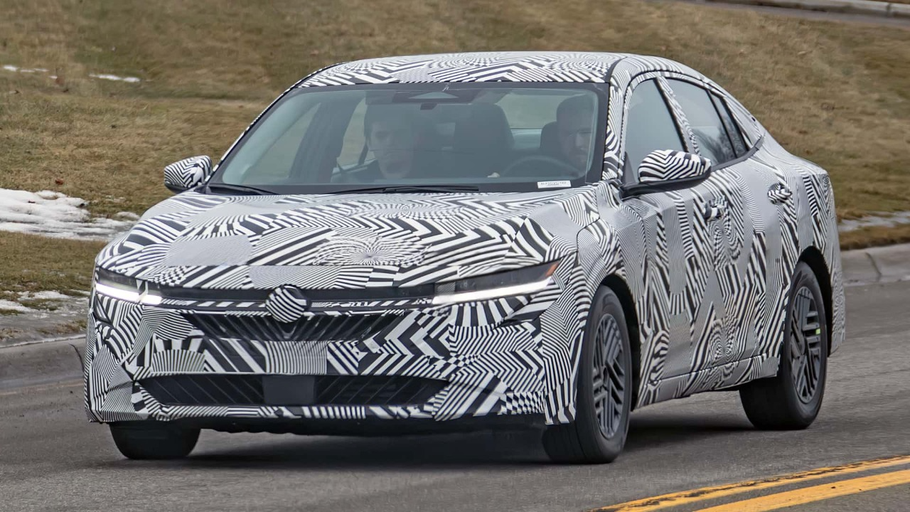 Шпионските снимки разкриват новия Nissan Altima, който може да спаси марката