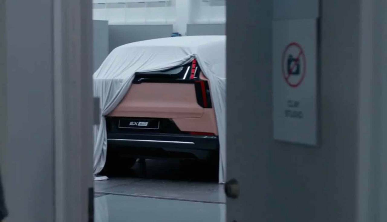 Volvo вдигна завесата на EX60