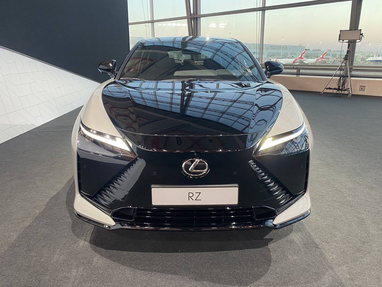 Lexus разширява електрическия си модел RZ с нови функции