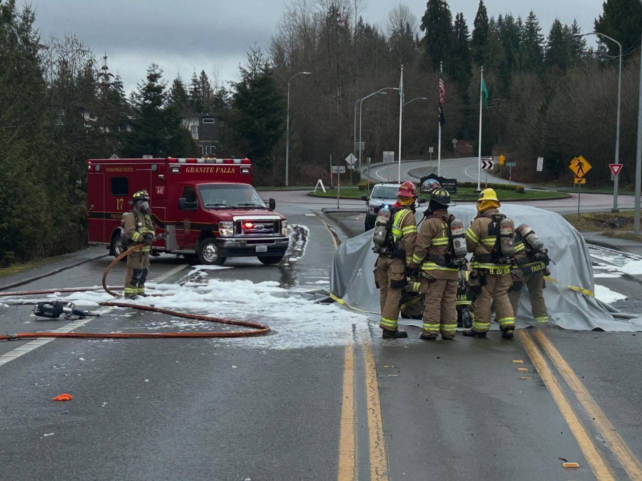 Пожарни екипи в Вашингтон използват специални одеала за гасене на пожари на електрически автомобили