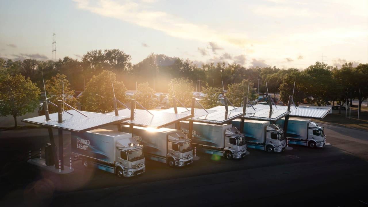 С TruckCharge, Daimler пуска услуга за споделяне на бързи зарядни станции за камиони