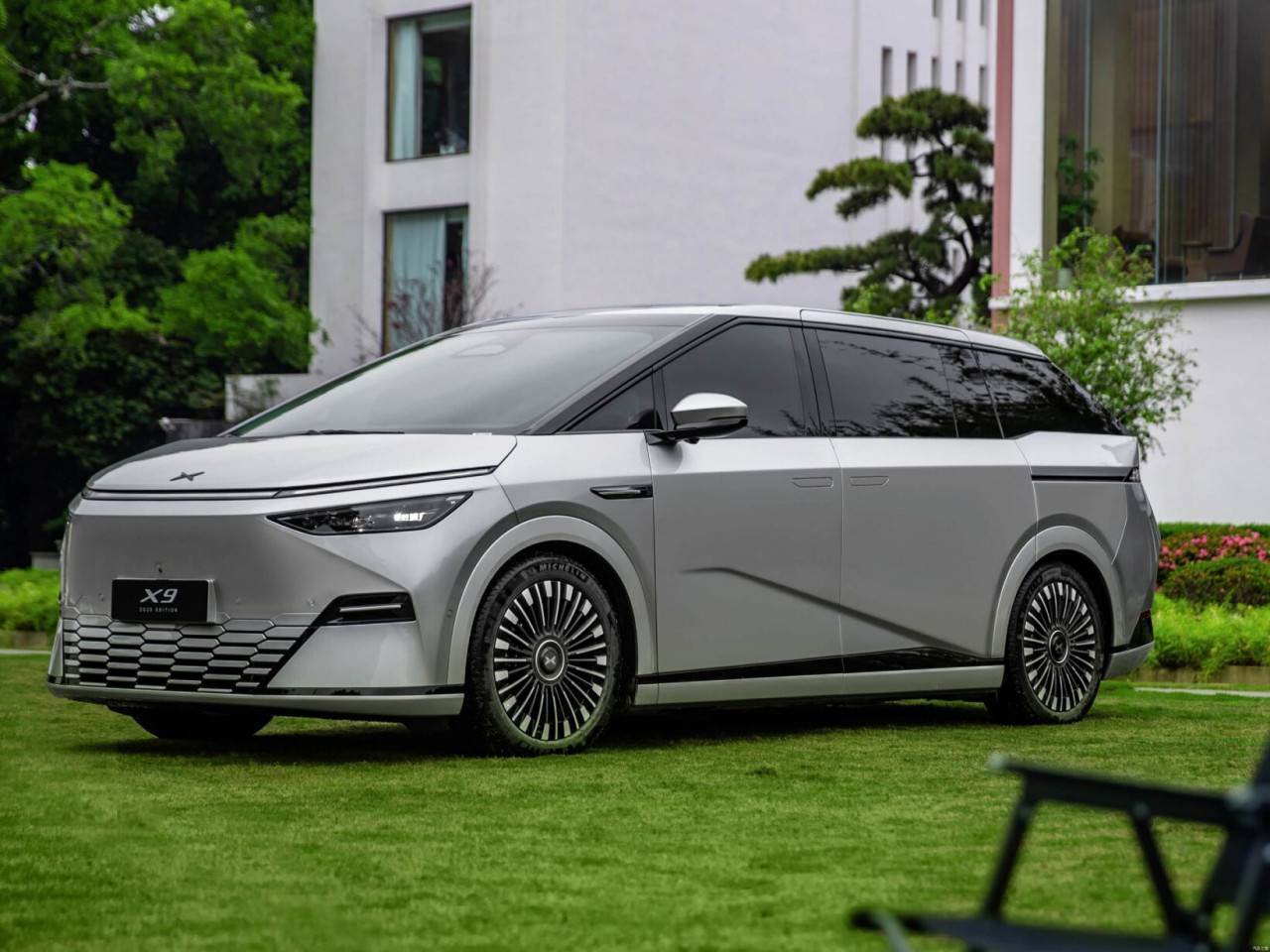 Xpeng подготвя пристигането на електрическия ван X9 в Европа