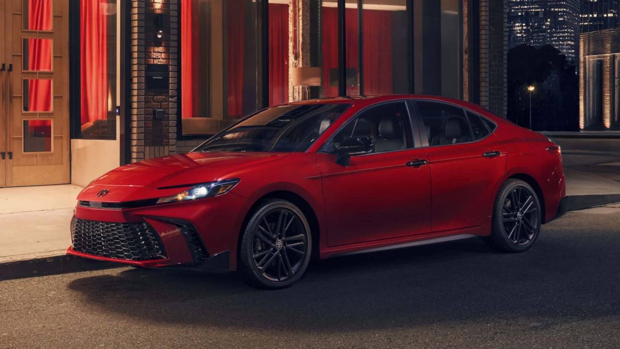 2026 Toyota Camry Nightshade: По-добър външен вид, същото страхотно возило