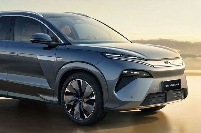 Новият седемместен PHEV на BYD облекчава безпокойството от пробега