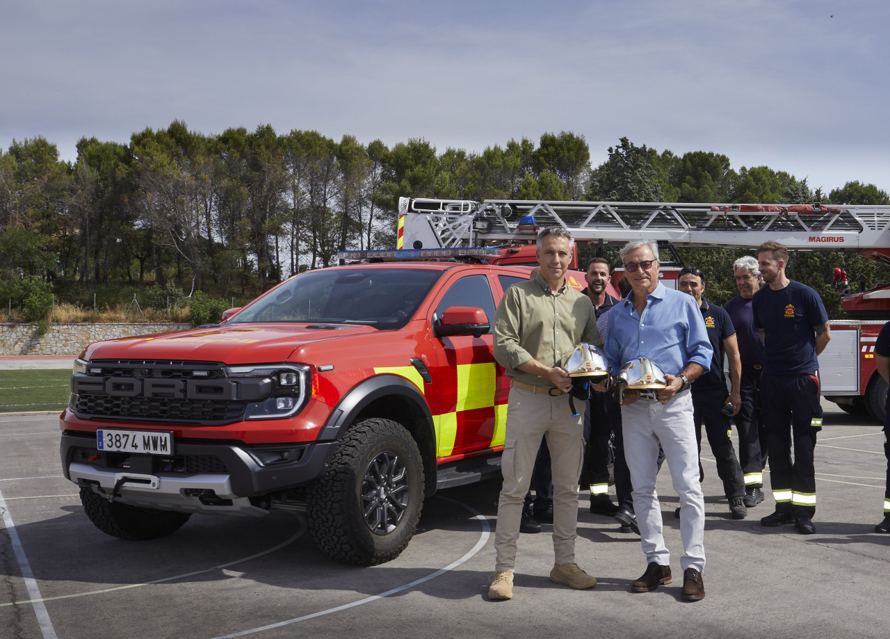 Карлос Сайнц споделя тайните на Ford Raptor с пожарникарите