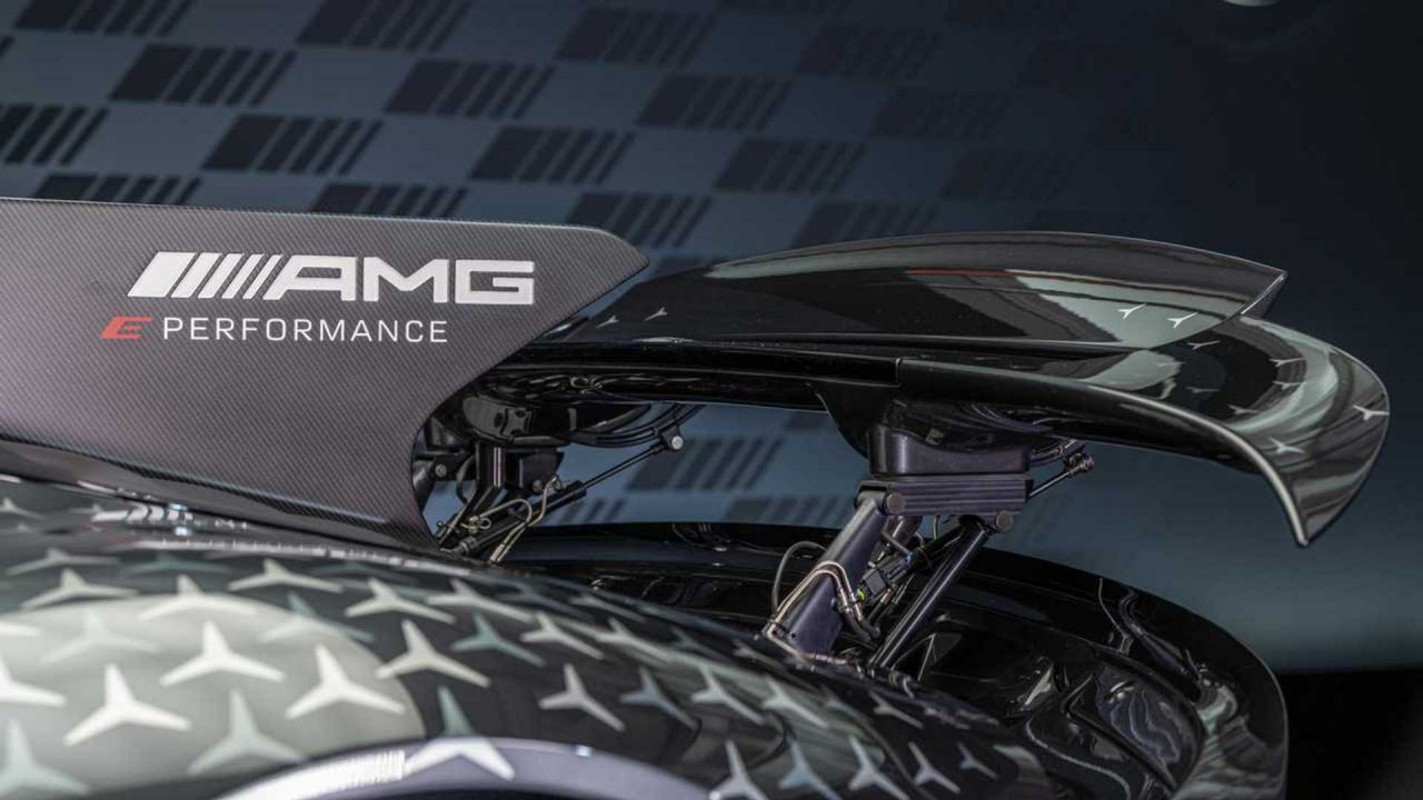 Mercedes изтегля повечето хиперкари AMG One поради риск от пожар