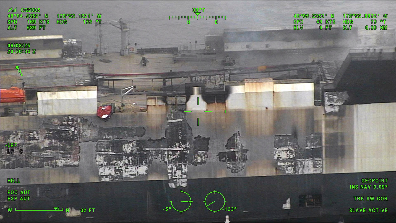 Хиляди китайски автомобили потънаха с кораба факла