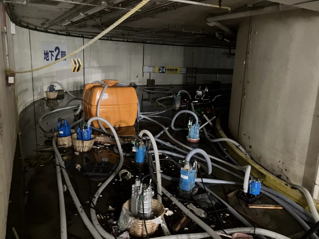 Подземен паркинг в Йокаичи се превърна в езеро след рекорден дъжд