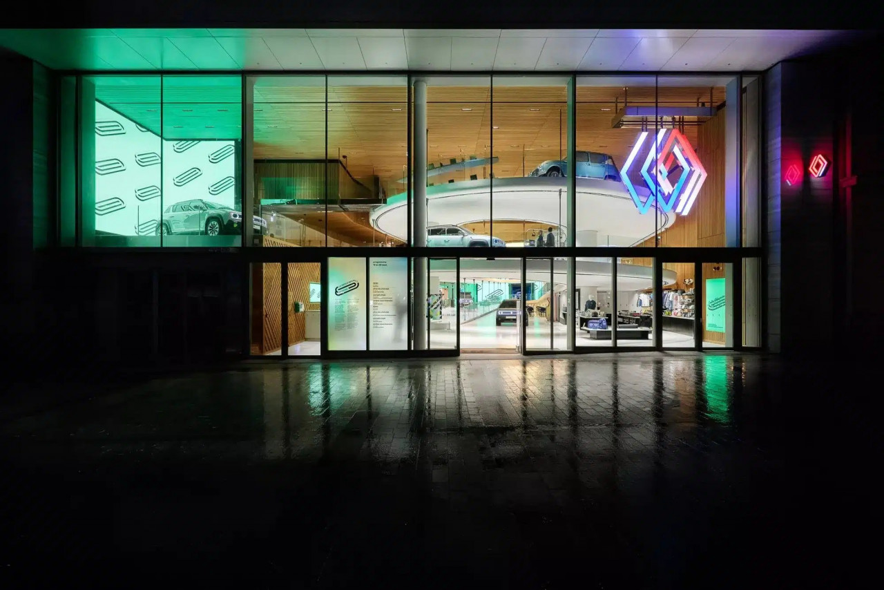 Renault открива новата си витрина на Шанз-Елизе с изненадваща архитектура