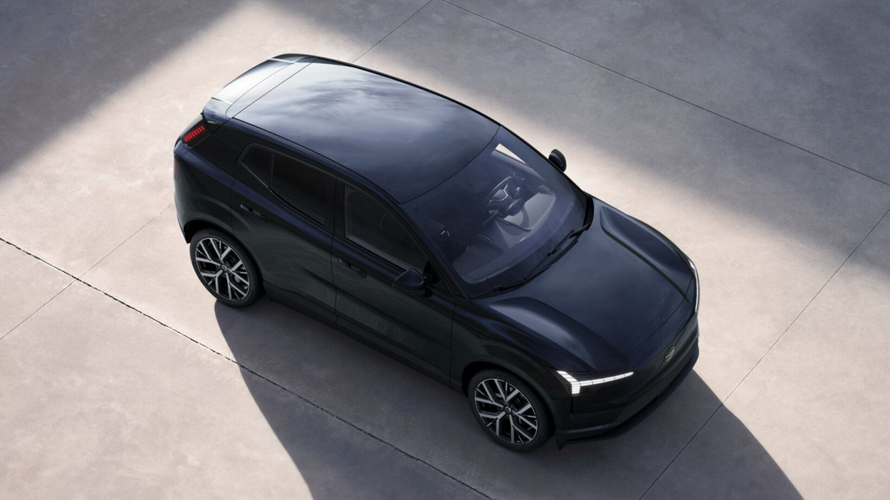 Volvo EX30 Black Edition идва с тъмна eстетика
