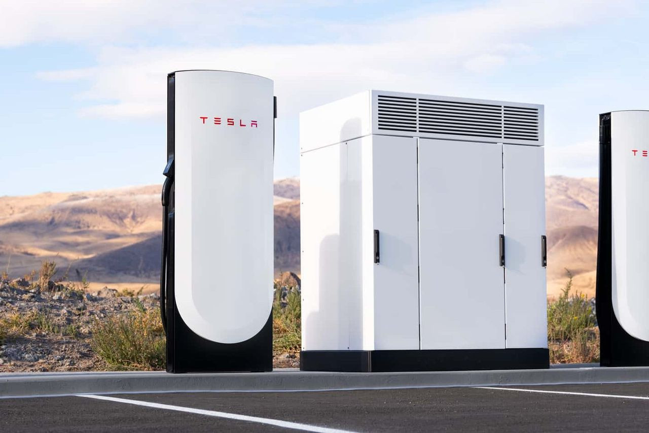 Първият Tesla Supercharger V4 с 500 kW вече работи