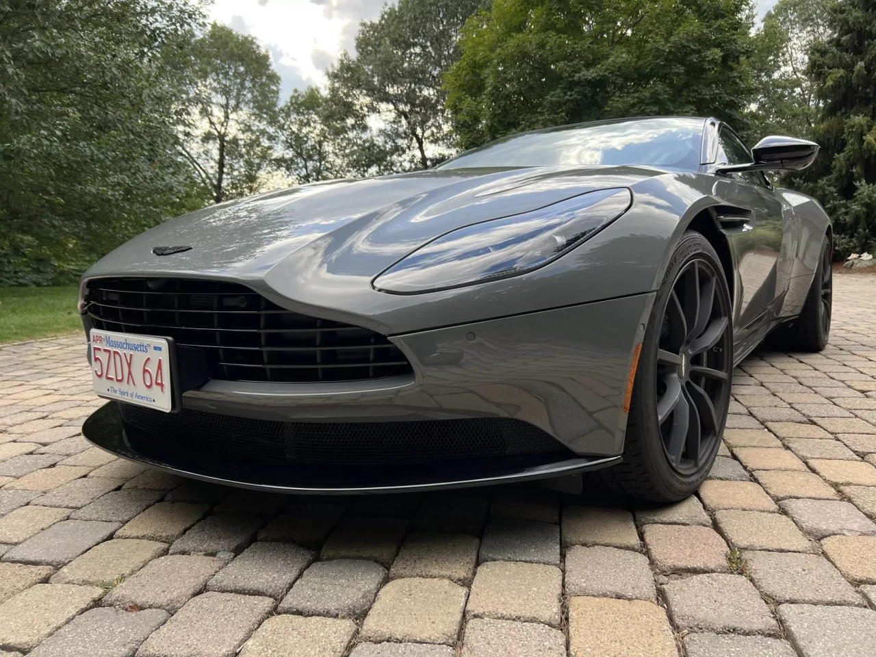  Aston Martin DB11 губи 102 000 долара за 800 км