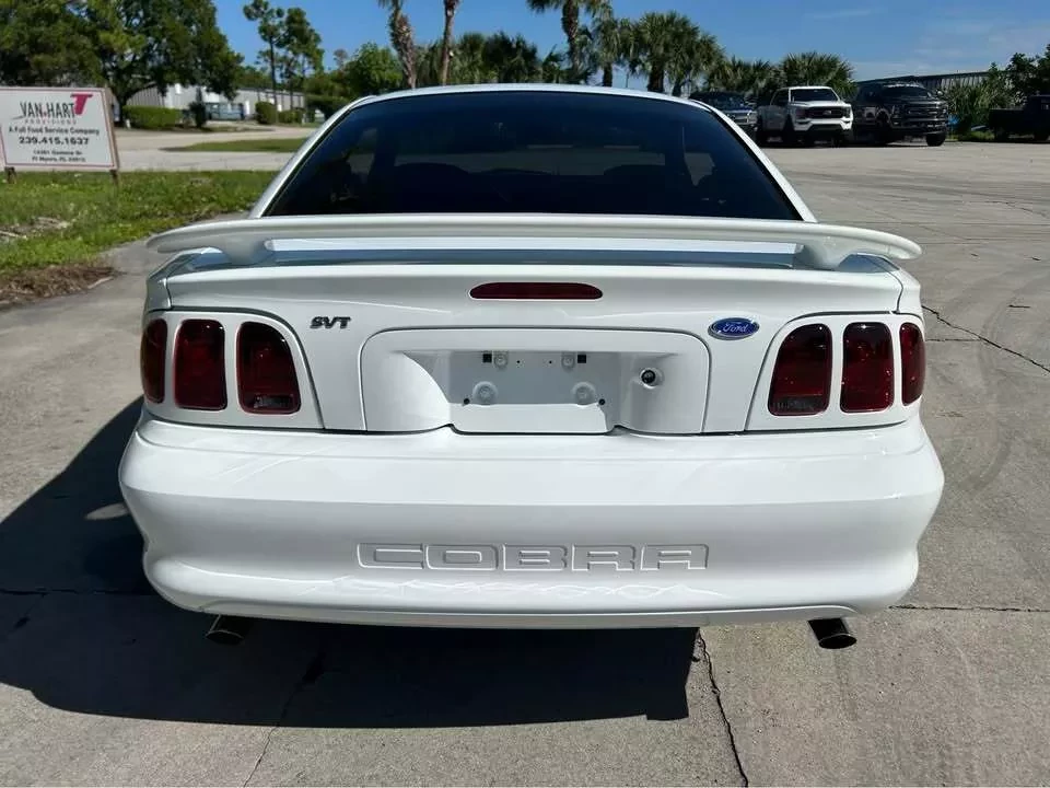 Перфектно запазен Mustang SVT Cobra от 1996 г. измина едва 4 071 км