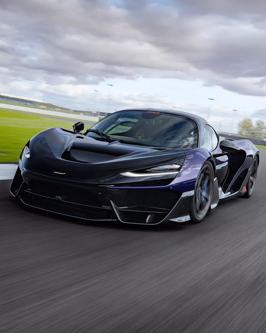 McLaren W1 демонстрира сила с 1 258 к.с. на пистата „Силвърстоун“
