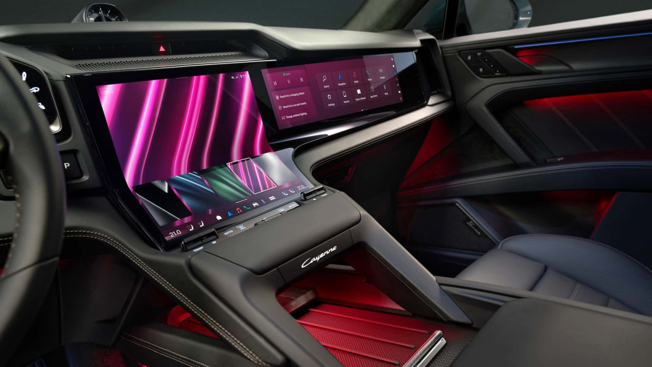 Porsche показва интериора на електрическия Cayenne с рекордно големи екрани