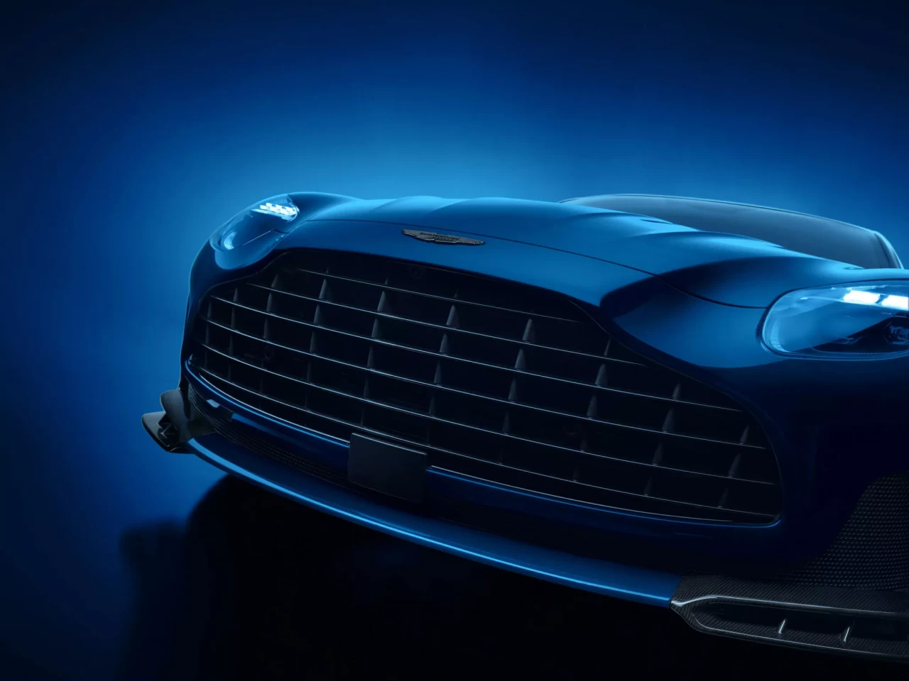 Aston Martin представи по-острия DB12 S с 690 к.с.