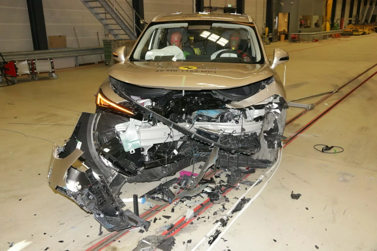 Неочакван дебют: MG S6 EV се разкри в снимки от краш тестове