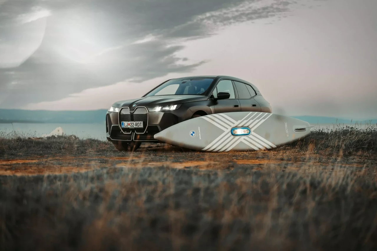 BMW и Sipaboards представят електрически падълборд в стила Neue Klasse