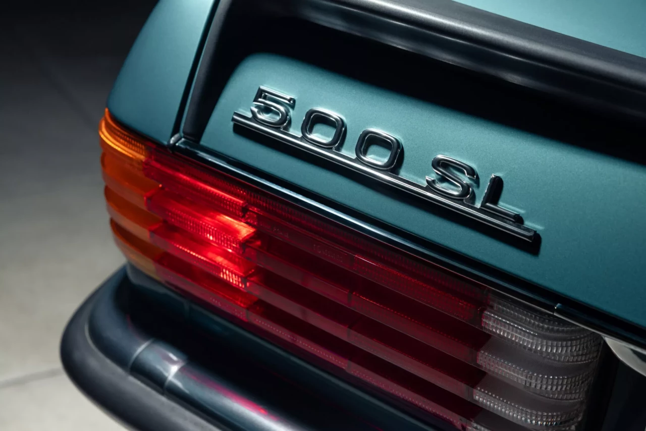 Нерегистриран Mercedes-Benz 500 SL излиза от гаража след 42 години