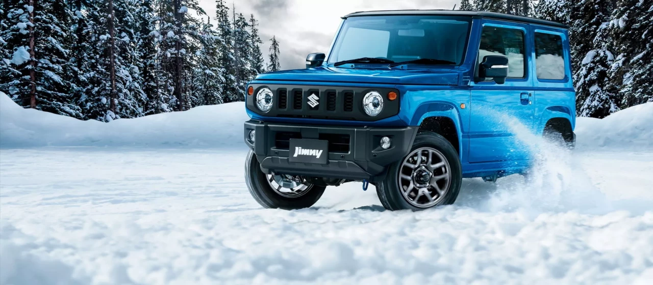 Suzuki модернизира тривратия Jimny с по-голям дисплей и повече системи за безопасност