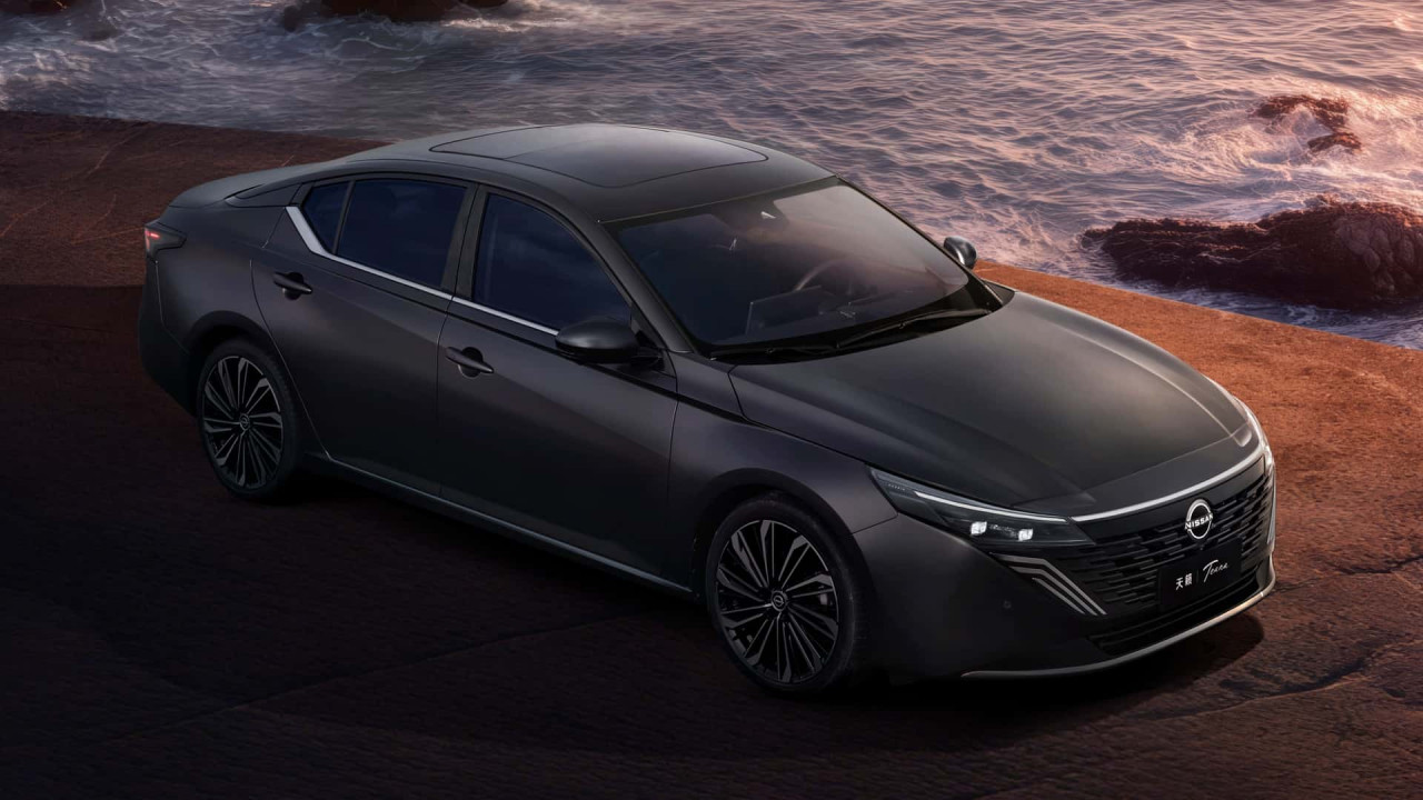 Двойната премиера на Nissan показва, че седаните все още имат значение
