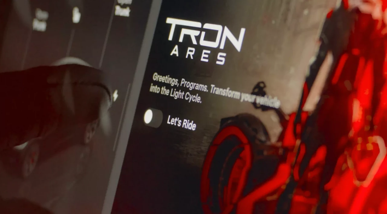 Tesla превръща бордовия екран в реклама на Tron: Ares