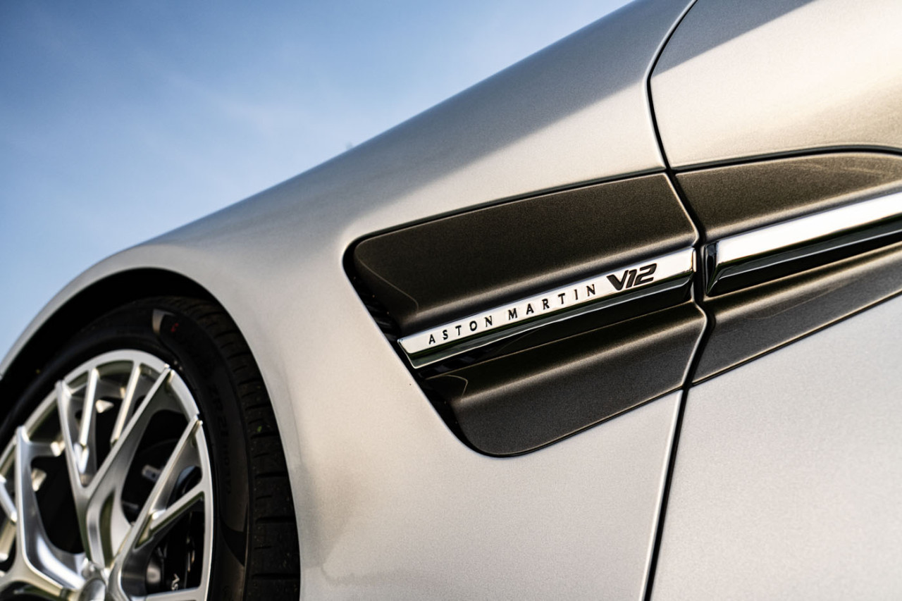 Aston Martin Vanquish Above & Beyond: Когато яхтата срещне пътя