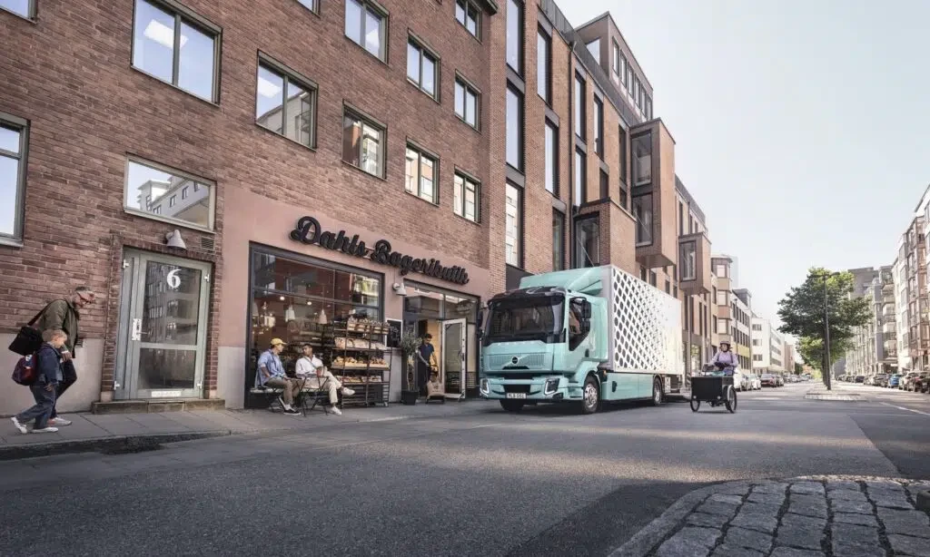 Volvo пуска 14-тонния електрически FL – тихият герой на града