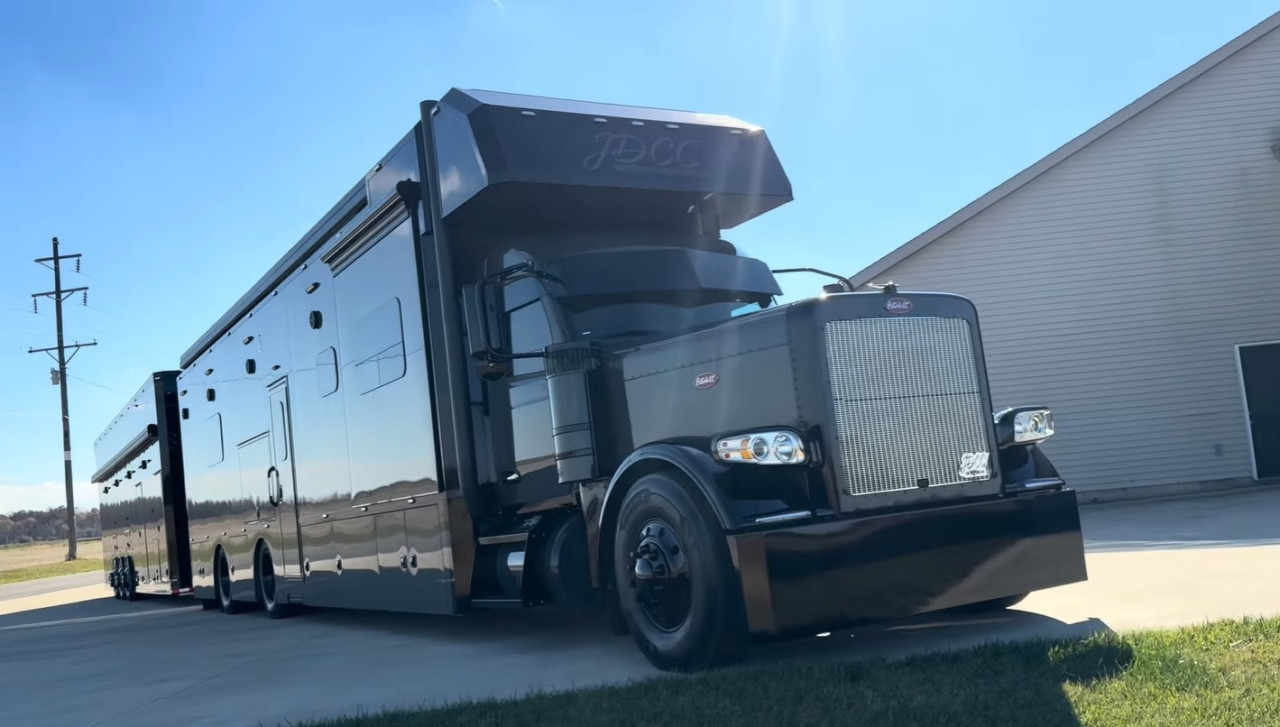 18-колесният Peterbilt на JDDC: луксозен дом на колела с гараж за три коли