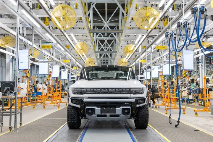 General Motors съкращава хиляди работни места, свързани с електромобили